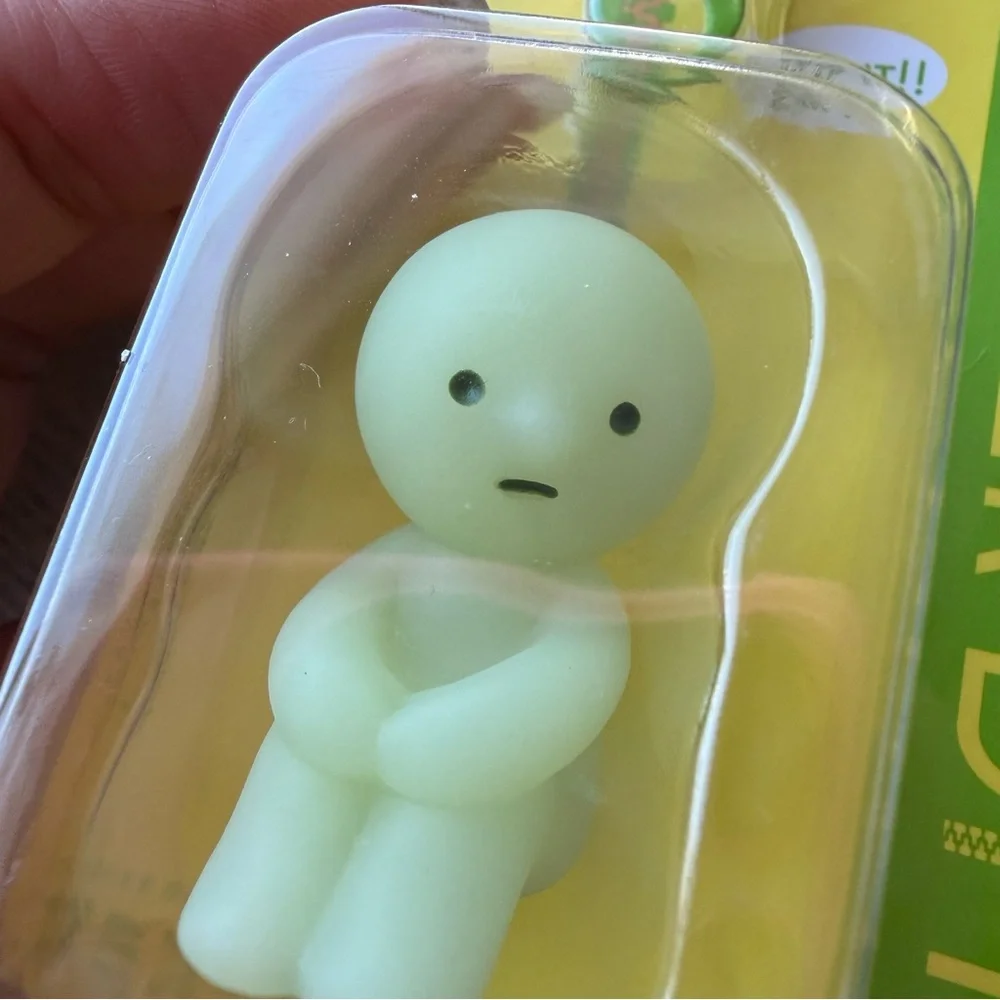 NEW Smiski Zipper Bite  ZipperBite - Hugging Knees Glow in the Dark - Picture 12 of 13